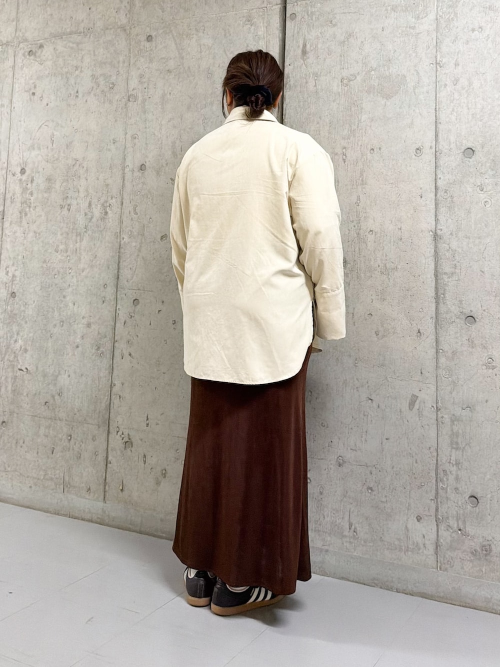 ホワイト系のTシャツ/カットソー、ホワイト系のその他パンツ、ブラウン系のスカートを着用したレディースの冬コーディネートの3枚目の写真