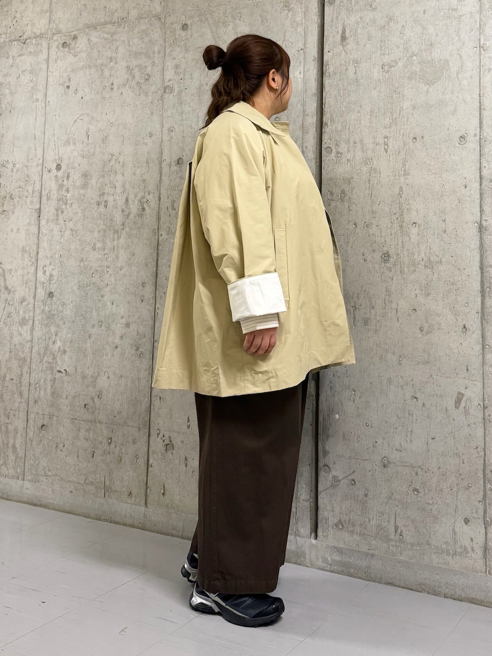 ベージュ系のその他アウター、ブラウン系のショルダーバッグ、ホワイト系のシャツ/ブラウスを着用したレディースの春コーディネートの2枚目の写真