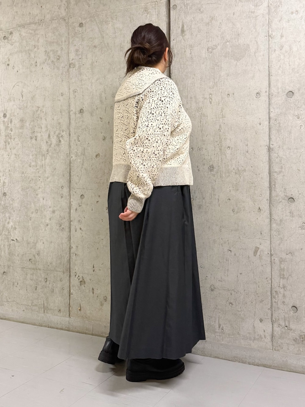 ホワイト系のTシャツ/カットソー、ホワイト系のニット/セーター、グリーン系のワンピースを着用したレディースの冬コーディネートの2枚目の写真