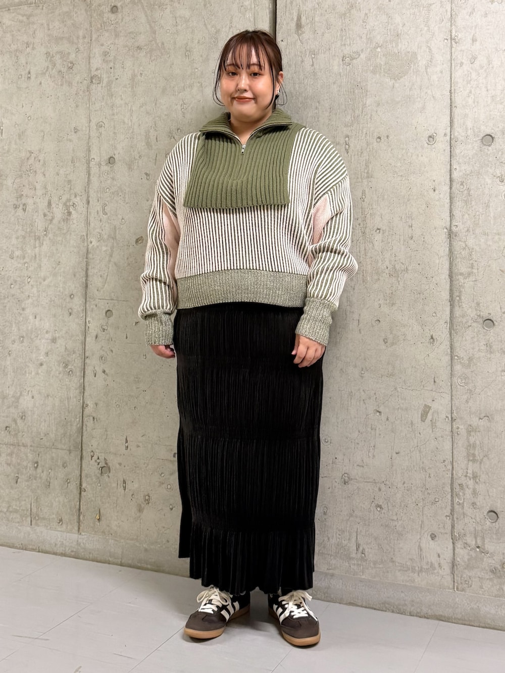 ブルー系のニット/セーター、ブラウン系のワンピース、ブラック系のその他アウターを着用したレディースの冬コーディネートの2枚目の写真