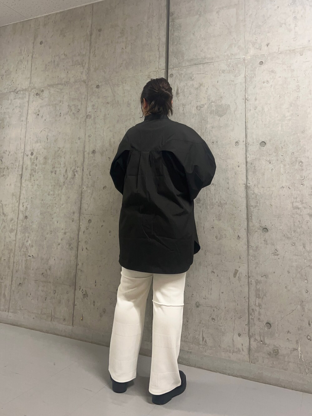 ブラック系のワンピース、ホワイト系のその他パンツを着用したレディースの秋コーディネートの3枚目の写真