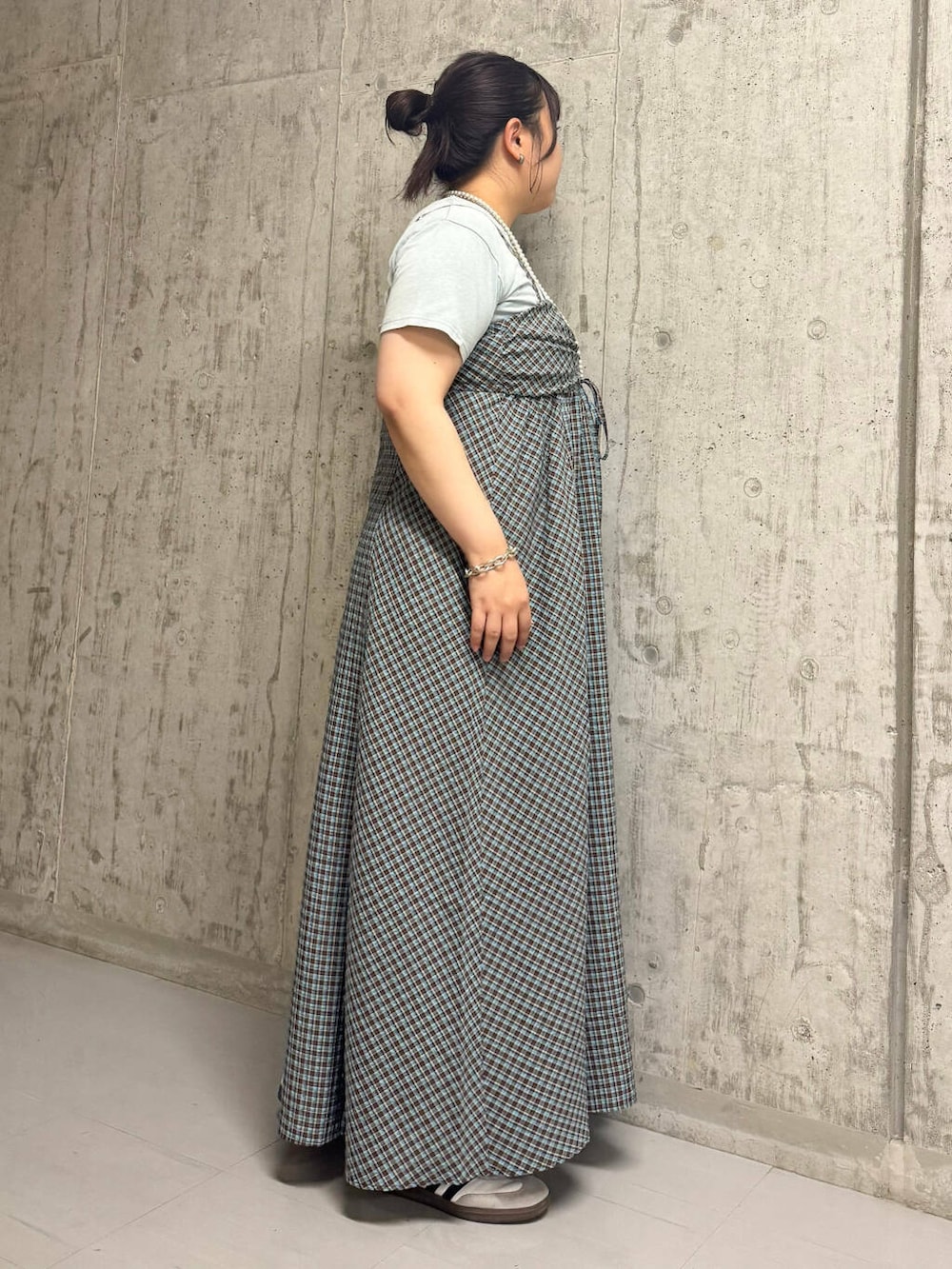 ブルー系のワンピース、ブルー系のTシャツ/カットソーを着用したレディースの夏コーディネートの2枚目の写真