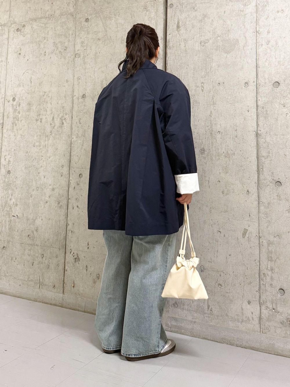 ブルー系のその他アウター、ブルー系のデニムパンツ、ホワイト系のショルダーバッグを着用したレディースの春コーディネートの3枚目の写真