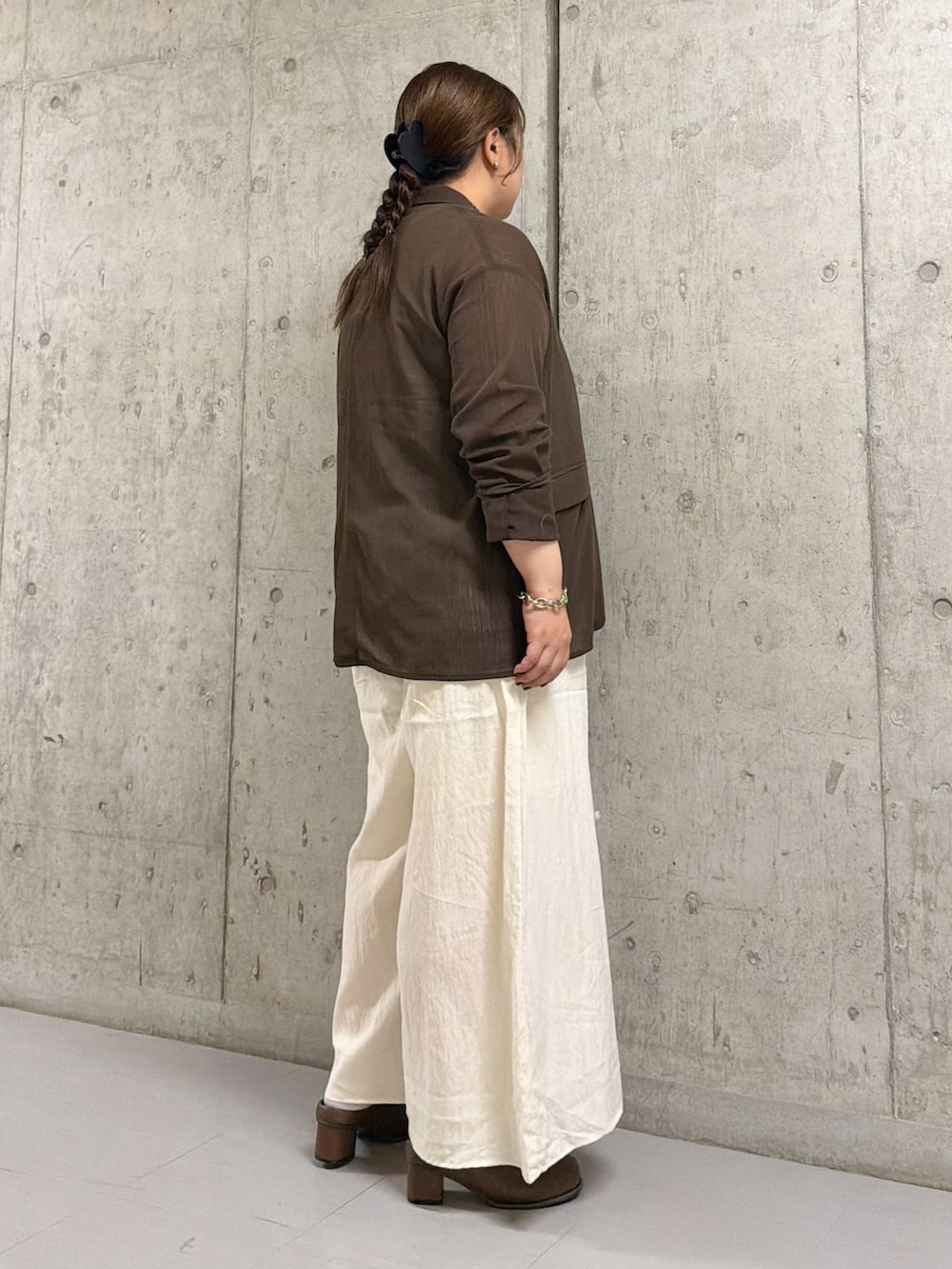 ホワイト系のその他パンツ、ブラウン系のその他アウター、ホワイト系のタンクトップを着用したレディースの夏コーディネートの2枚目の写真