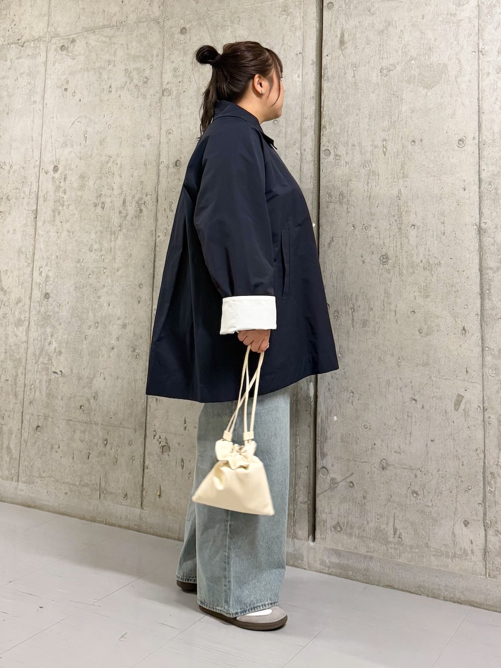 ブルー系のその他アウター、ブルー系のデニムパンツ、ホワイト系のショルダーバッグを着用したレディースの春コーディネートの2枚目の写真