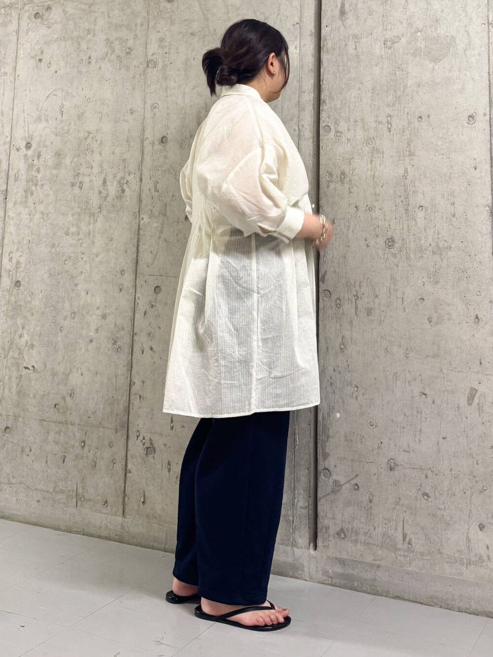 ブルー系のその他パンツ、ホワイト系のワンピースを着用したレディースの夏コーディネートの2枚目の写真