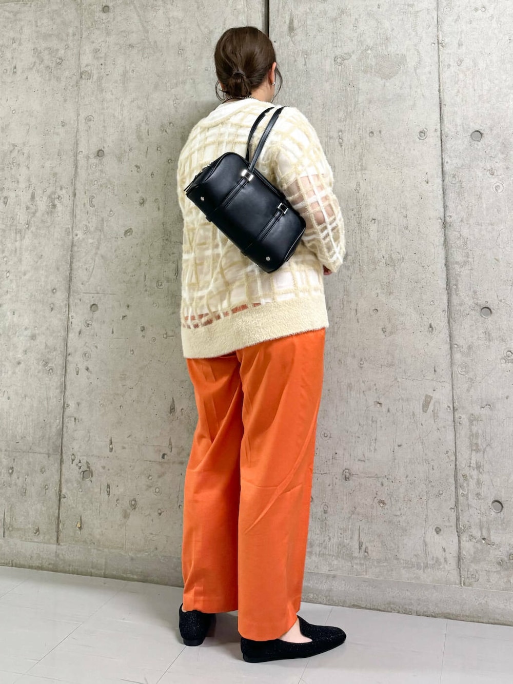 オレンジ系のその他パンツ、ホワイト系のTシャツ/カットソー、ベージュ系のニット/セーターを着用したレディースの夏コーディネートの3枚目の写真