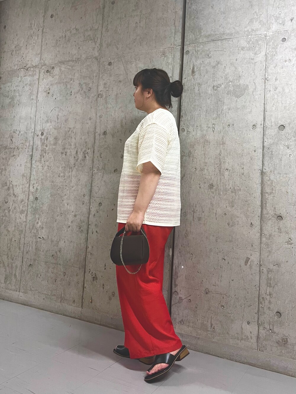 ホワイト系のシャツ/ブラウス、ブラウン系のハンドバッグ、ブラック系のサンダルを着用したレディースの春コーディネートの2枚目の写真