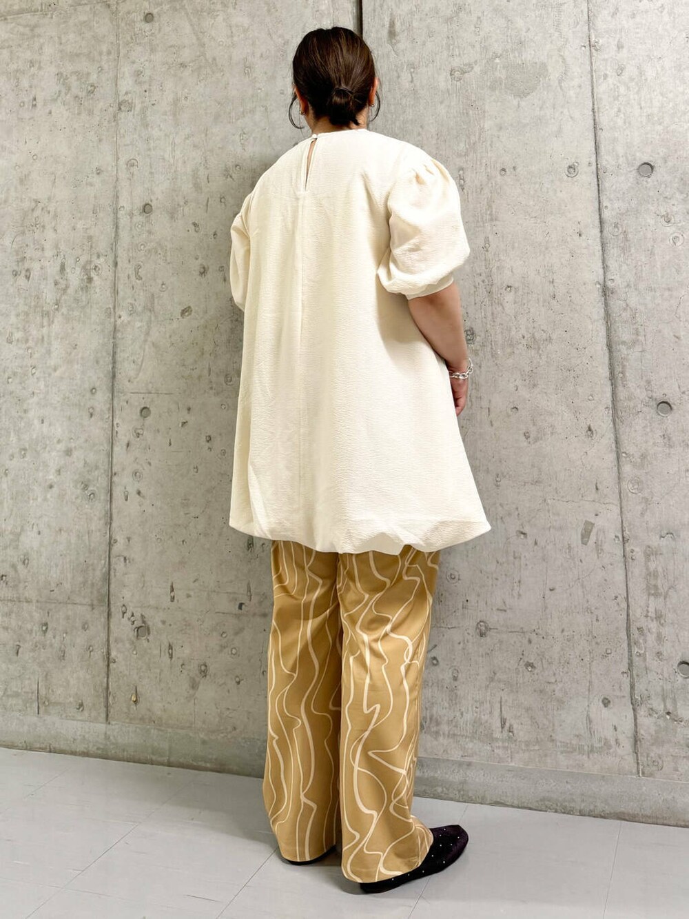 ベージュ系のその他パンツ、ブラウン系のパンプス、ホワイト系のワンピースを着用したレディースの秋コーディネートの3枚目の写真