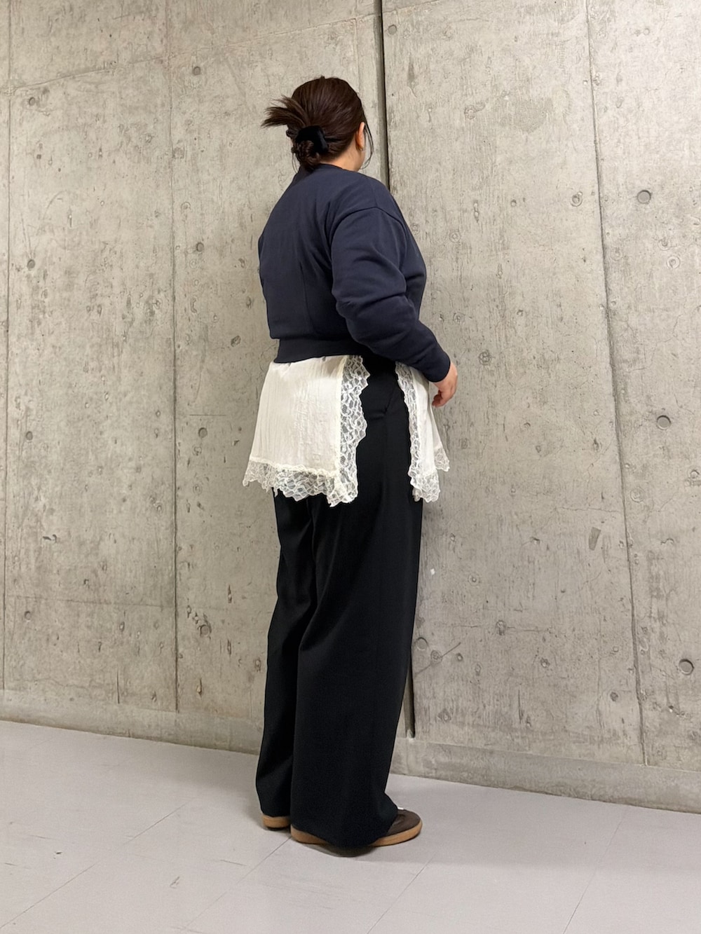 ホワイト系のキャミソール、ブルー系のスウェット、ブラック系のその他パンツを着用したレディースの冬コーディネートの2枚目の写真