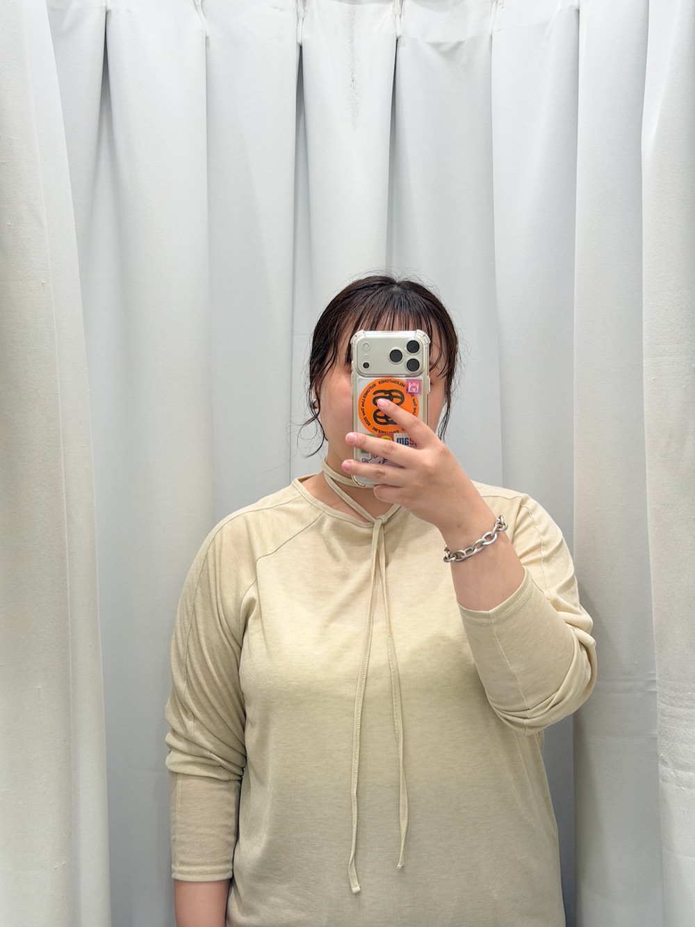 ベージュ系のTシャツ/カットソー、ベージュ系のその他パンツを着用したレディースの秋コーディネートの2枚目の写真