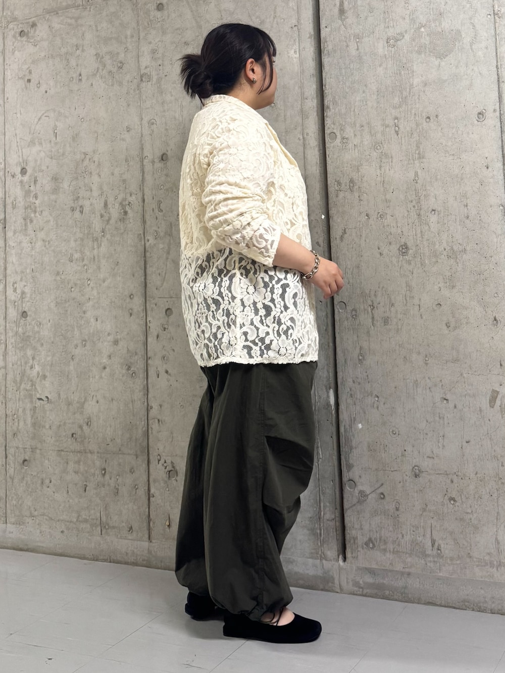 ホワイト系のその他アウター、イエロー系のTシャツ/カットソー、グリーン系のその他パンツを着用したレディースの夏コーディネートの2枚目の写真