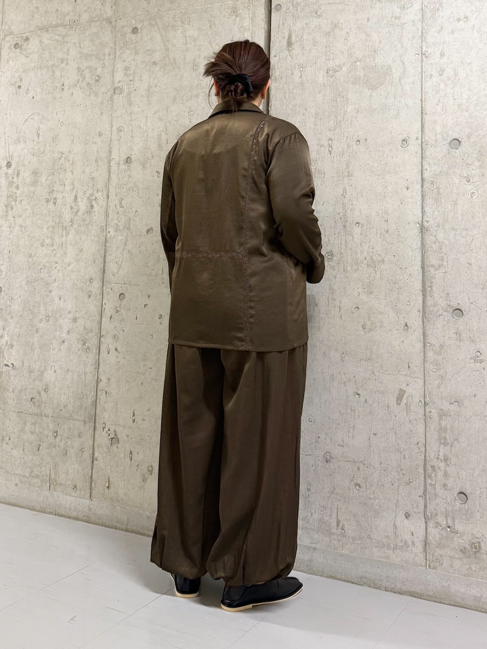 グリーン系のシャツ/ブラウス、ブラック系のパンプス、グリーン系のその他パンツを着用したレディースの冬コーディネートの2枚目の写真