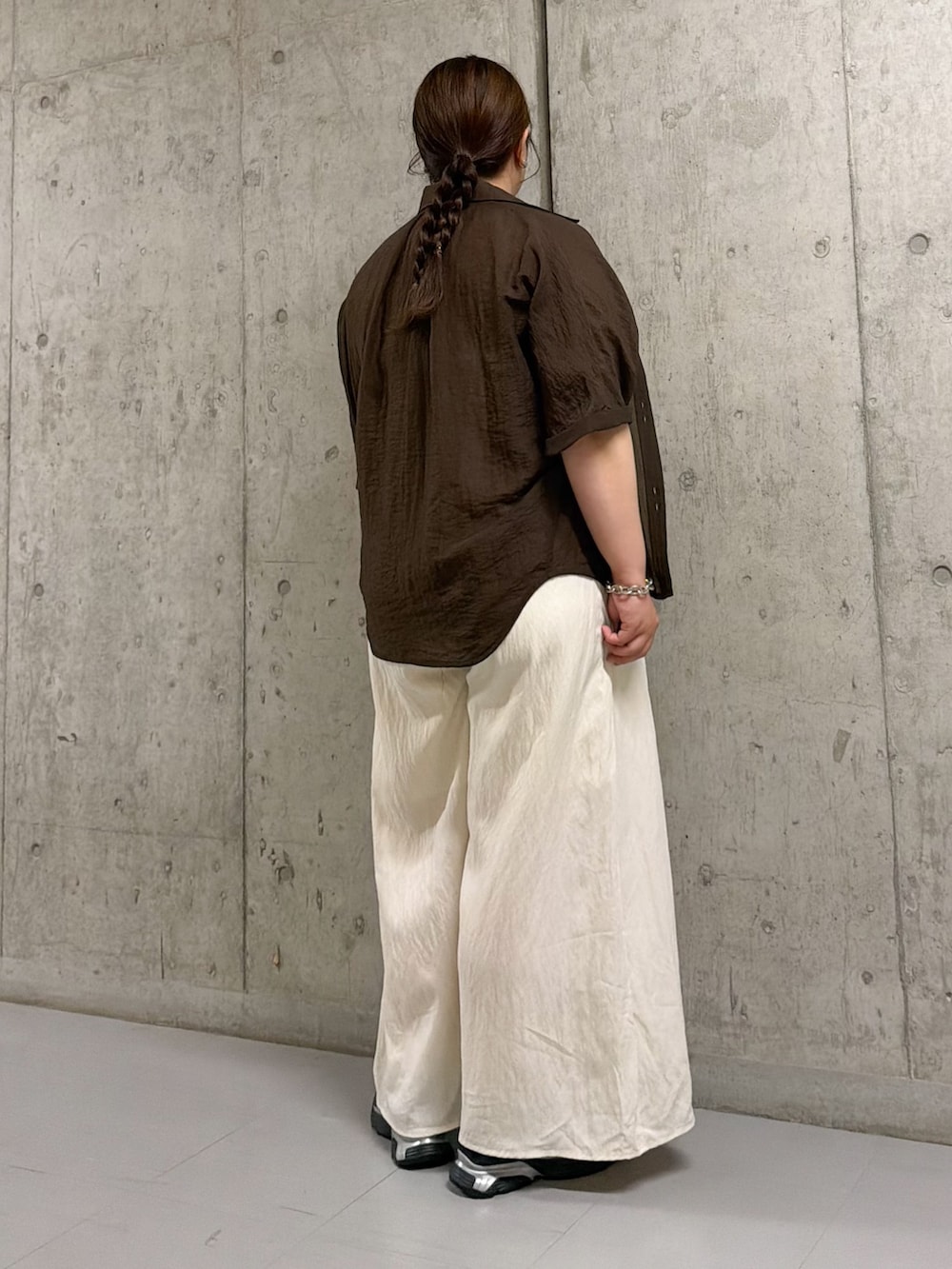 ブラウン系のシャツ/ブラウス、ベージュ系のタンクトップ、ホワイト系のその他パンツを着用したレディースの夏コーディネートの2枚目の写真