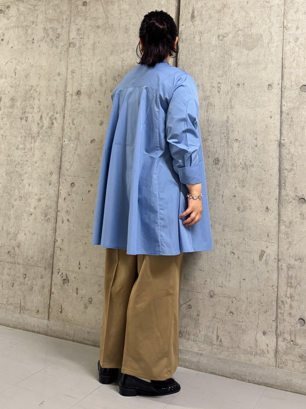 ブルー系のワンピース、ベージュ系のその他パンツ、ブラック系のローファーを着用したレディースの秋コーディネートの3枚目の写真