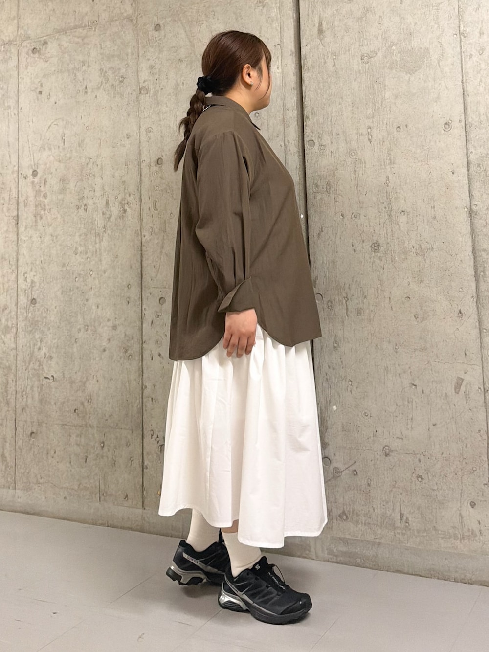 ブラウン系のシャツ/ブラウス、ホワイト系のスカートを着用したレディースの春コーディネートの2枚目の写真