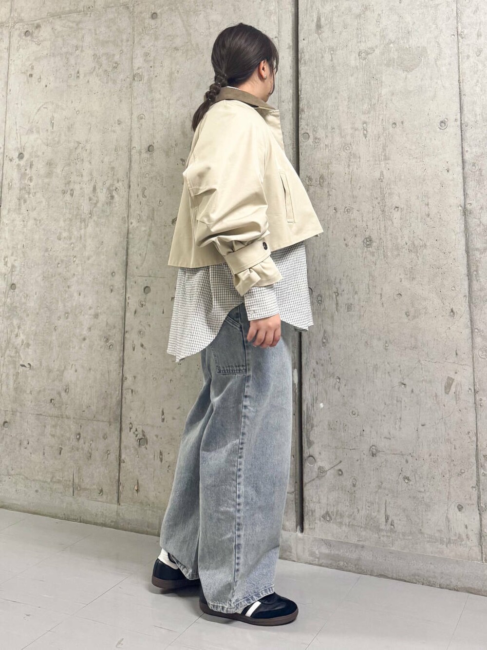 「シャツ、大人カジュアル、デニム、チェック、チェックシャツ、オーバーサイズ、アウター、kbf_ootd、KBF、パンツ、ショート丈、春コーデ、春、春アウター、newarrival」｜「KBFの『低身長向けも展開』ペインターWIDEデニム（デニムパンツ、ブルー系）」を使った、sakaiさん（レディース・158cm）の春コーディネートの2枚目の写真