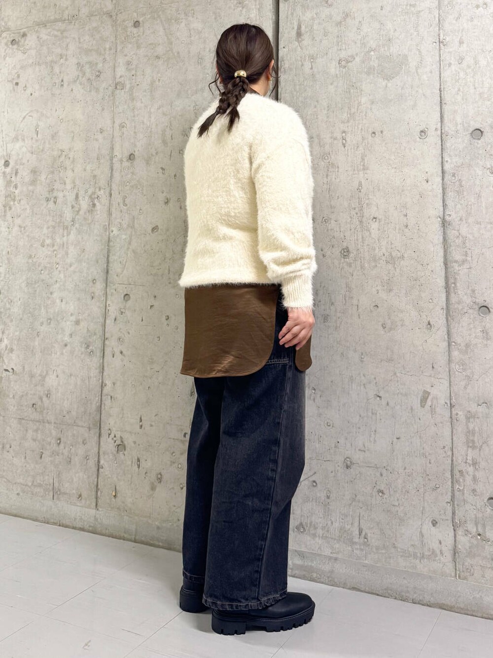 ブラック系のブーツ、ブラック系のデニムパンツ、ブラウン系のシャツ/ブラウスを着用したレディースの冬コーディネートの2枚目の写真