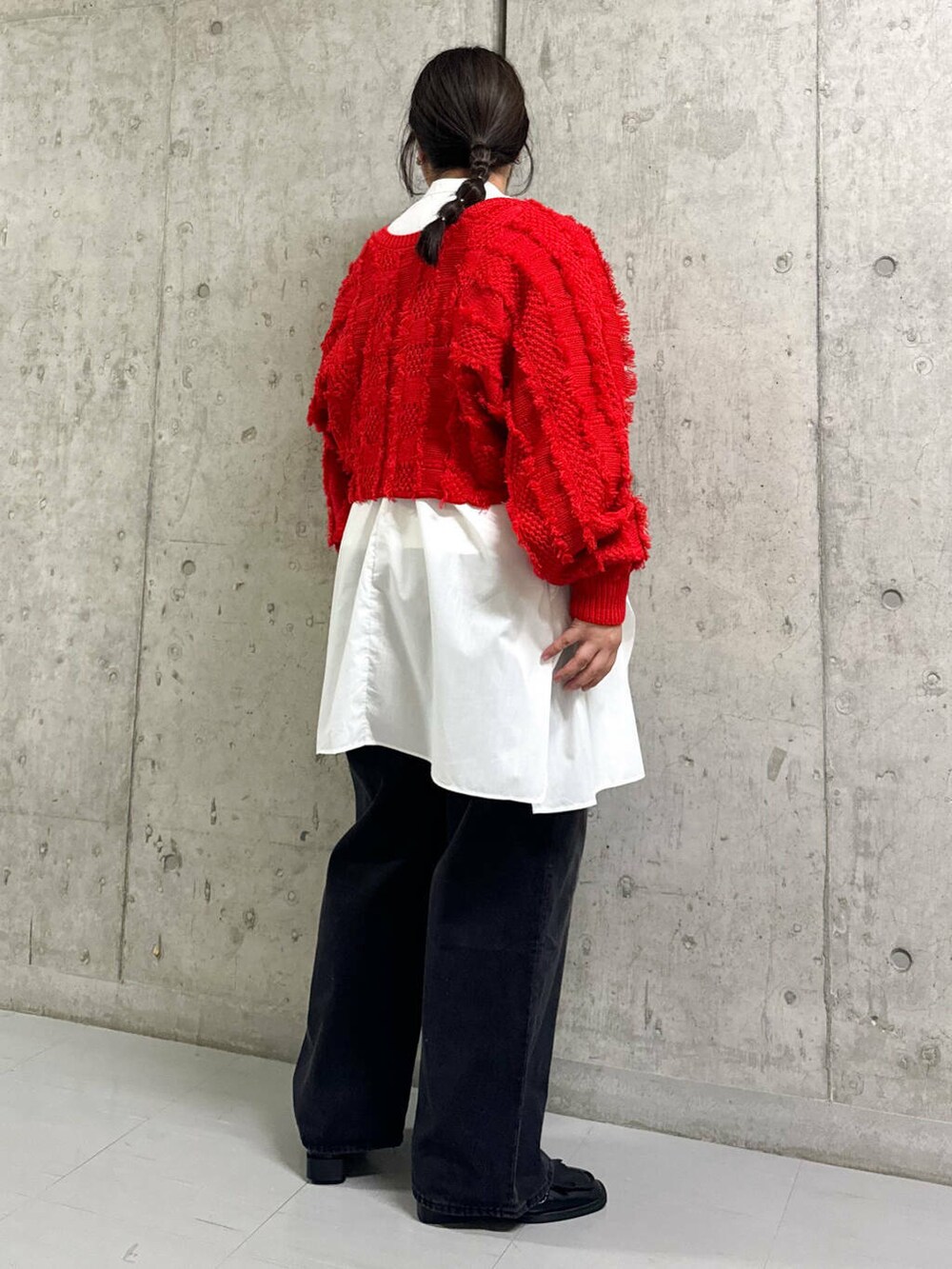 ブラック系のデニムパンツ、ホワイト系のワンピース、ブラック系のローファーを着用したレディースの秋コーディネートの3枚目の写真