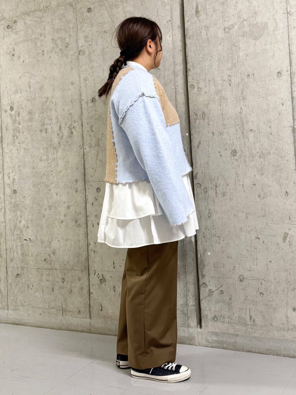 ホワイト系のワンピース、ブラウン系のその他パンツ、ベージュ系のニット/セーターを着用したレディースの冬コーディネートの2枚目の写真