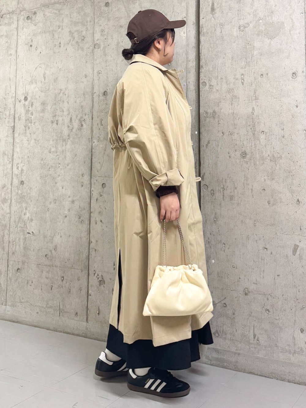 「カーディガン、大人カジュアル、アウター、バッグ、ピンク、ショルダーバッグ、ニットカーディガン、キャップ、kbf_ootd、KBF、コート、ステンカラーコート、ショート丈、ロングコート、春コーデ」｜「KBFのボールチェーンギャザーBAG（ハンドバッグ、イエロー系）」を使った、sakaiさん（レディース・158cm）の冬コーディネートの2枚目の写真