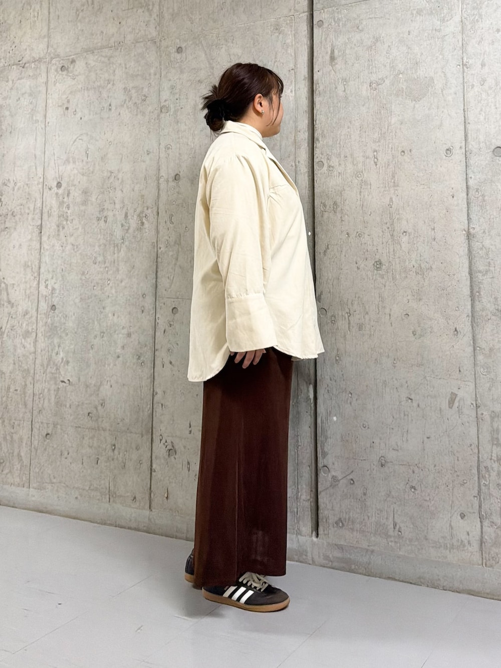 ホワイト系のTシャツ/カットソー、ホワイト系のその他パンツ、ブラウン系のスカートを着用したレディースの冬コーディネートの2枚目の写真