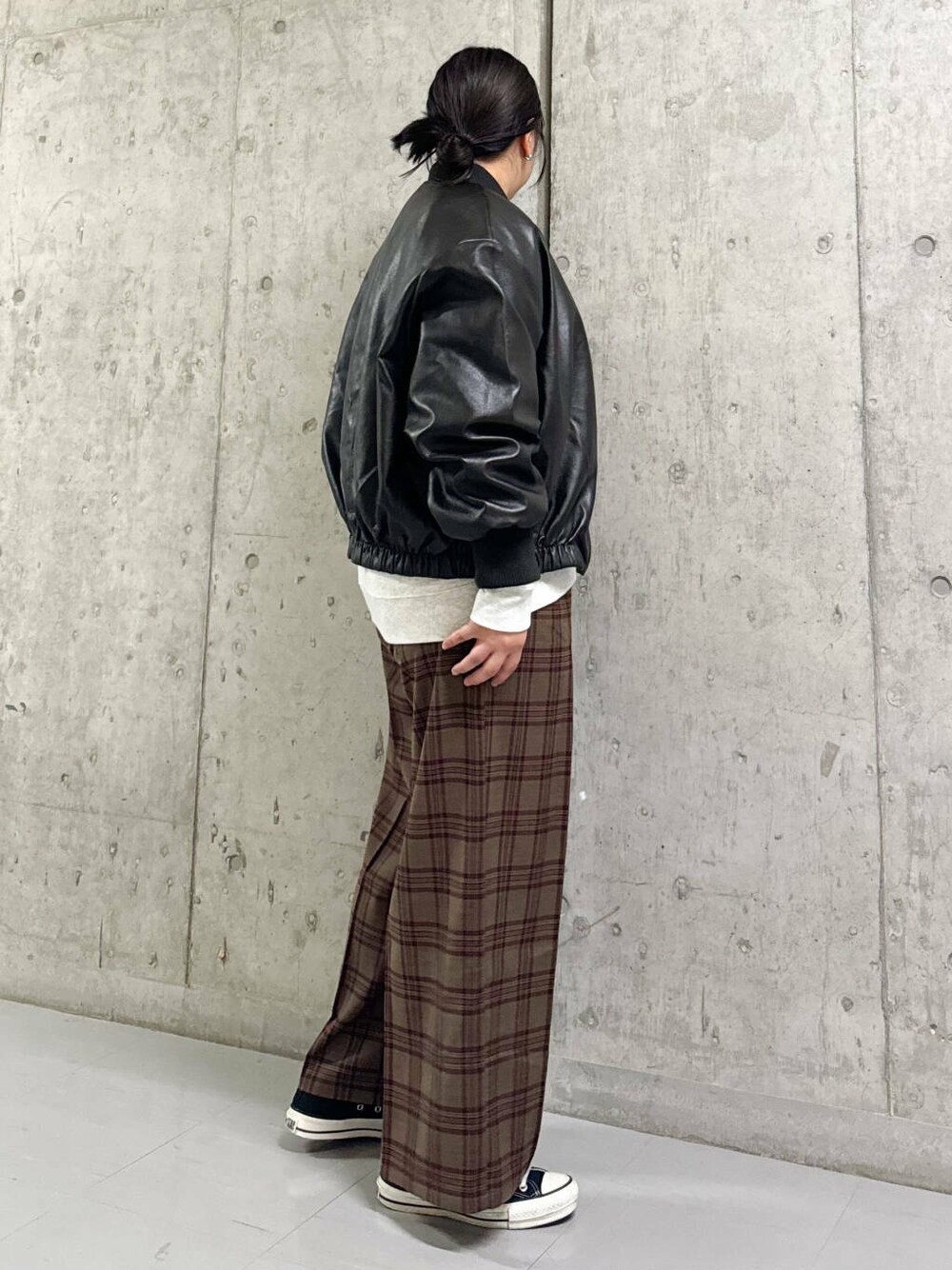 レッド系のその他パンツ、グレー系のスウェット、ブラック系のブルゾンを着用したレディースの秋コーディネートの2枚目の写真