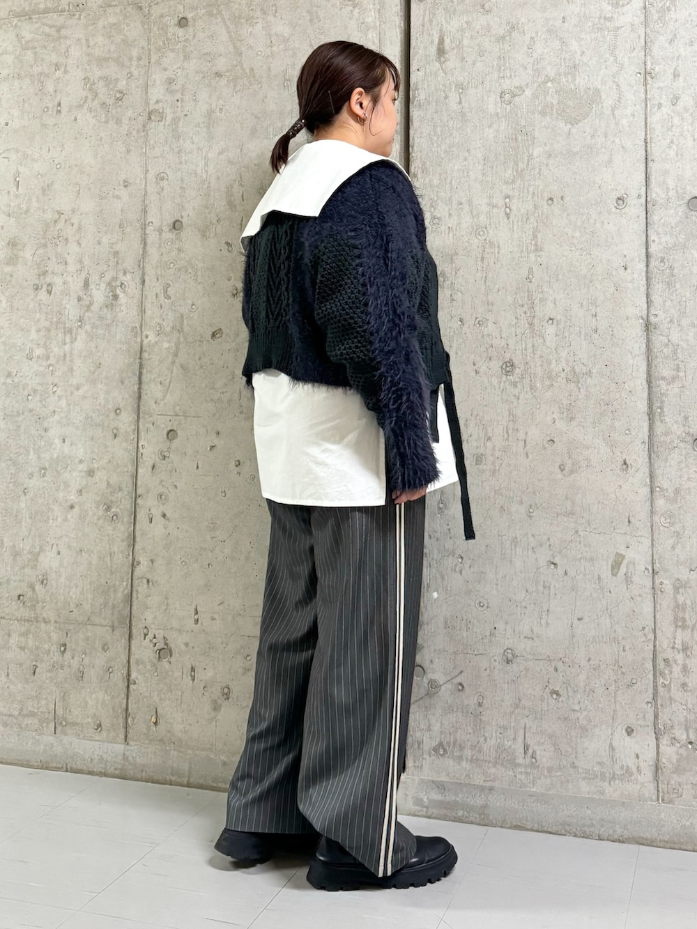 ホワイト系のシャツ/ブラウス、グレー系のニット/セーター、グレー系のその他パンツを着用したレディースの冬コーディネートの2枚目の写真