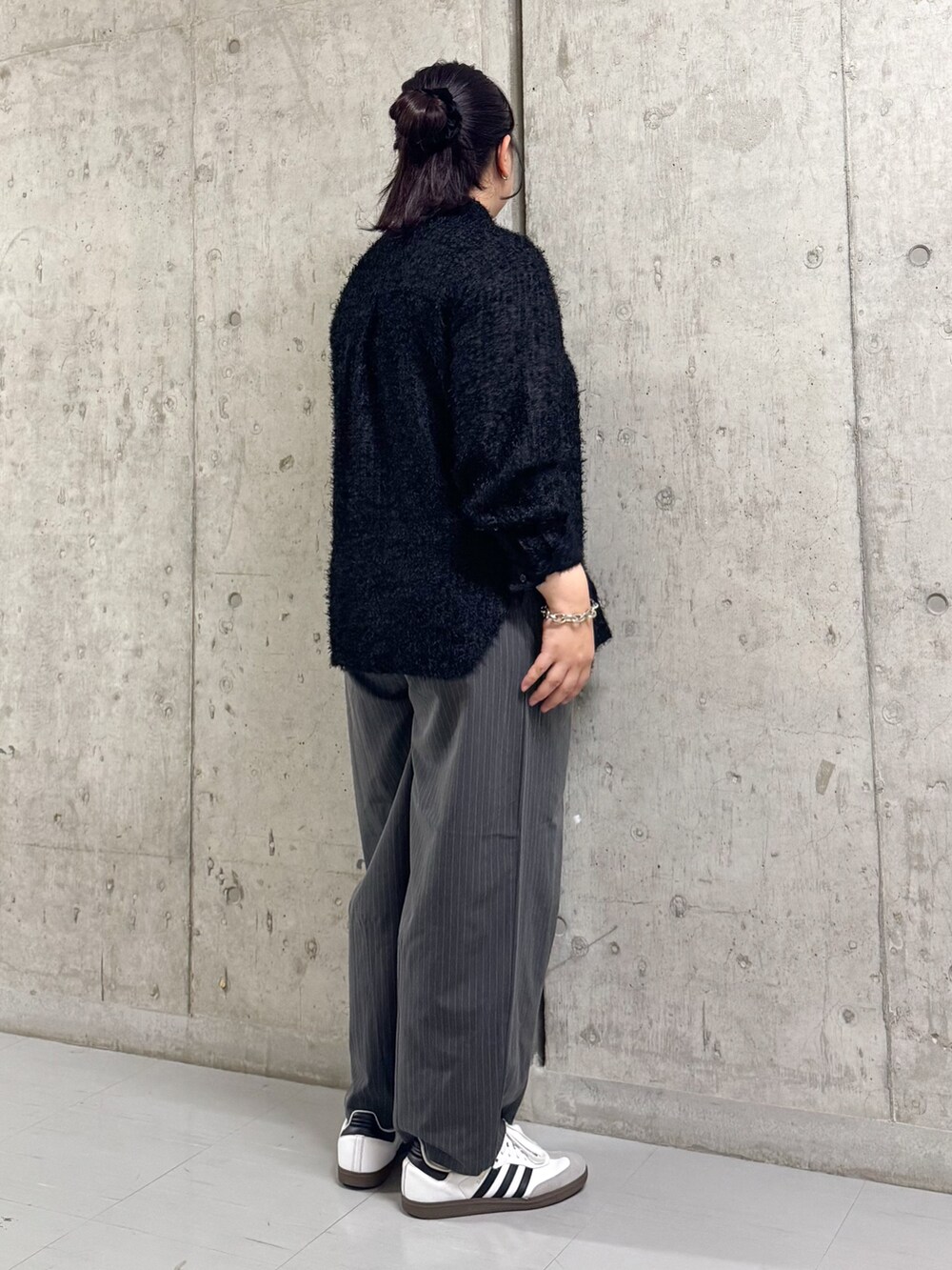 ブラック系のシャツ/ブラウス、グレー系のワンピースを着用したレディースの秋コーディネートの2枚目の写真