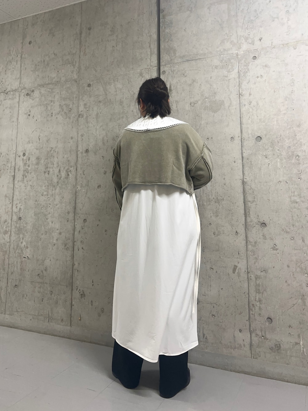 グリーン系のスウェット、ホワイト系のワンピース、ホワイト系のその他小物を着用したレディースの秋コーディネートの3枚目の写真