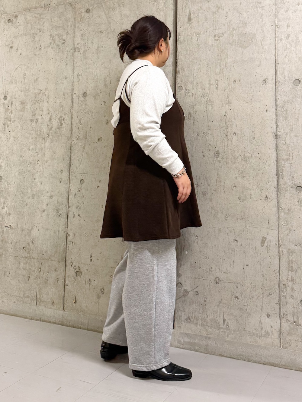 ブラウン系のワンピース、グレー系のその他パンツ、ブラック系のその他シューズを着用したレディースの秋コーディネートの2枚目の写真