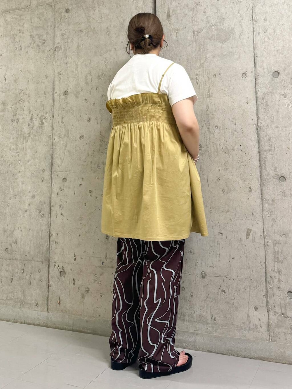 レッド系のその他パンツ、ブラック系のサンダル、ベージュ系のワンピースを着用したレディースの夏コーディネートの2枚目の写真