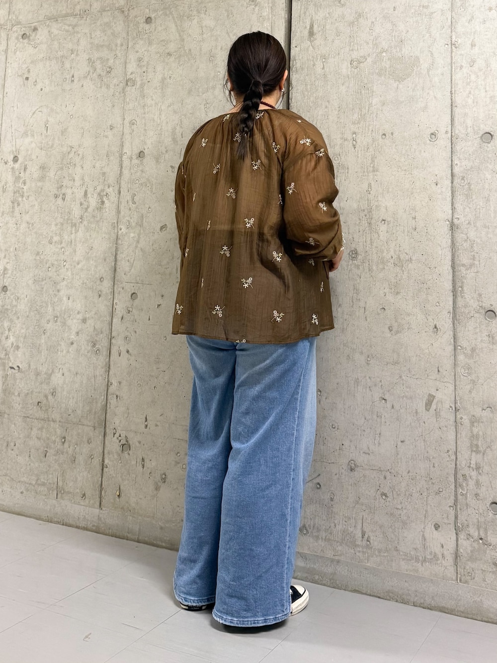 ブラウン系のシャツ/ブラウス、ブルー系のデニムパンツを着用したレディースの春コーディネートの2枚目の写真