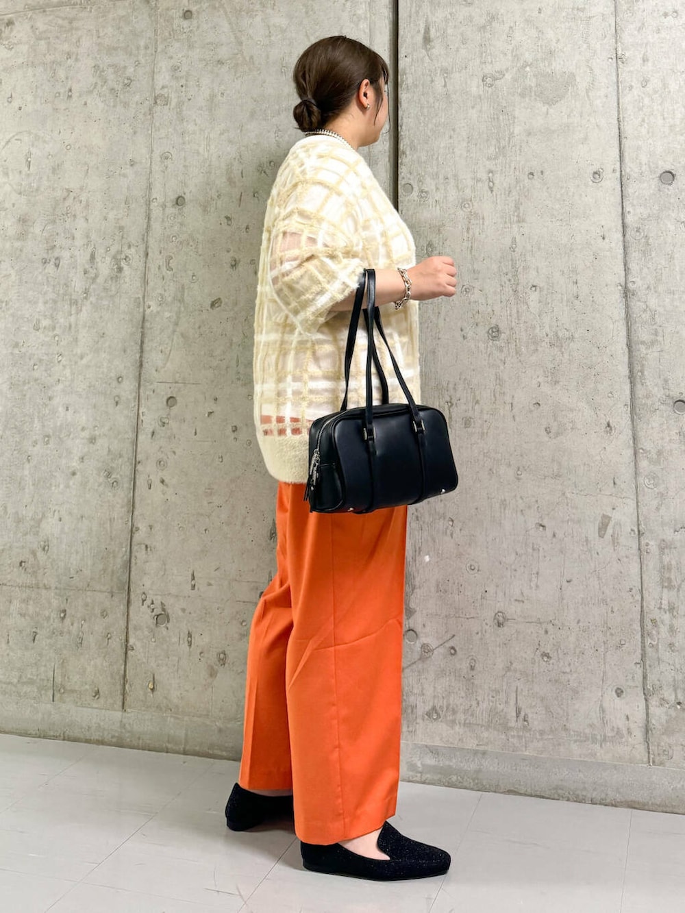 オレンジ系のその他パンツ、ホワイト系のTシャツ/カットソー、ベージュ系のニット/セーターを着用したレディースの夏コーディネートの2枚目の写真