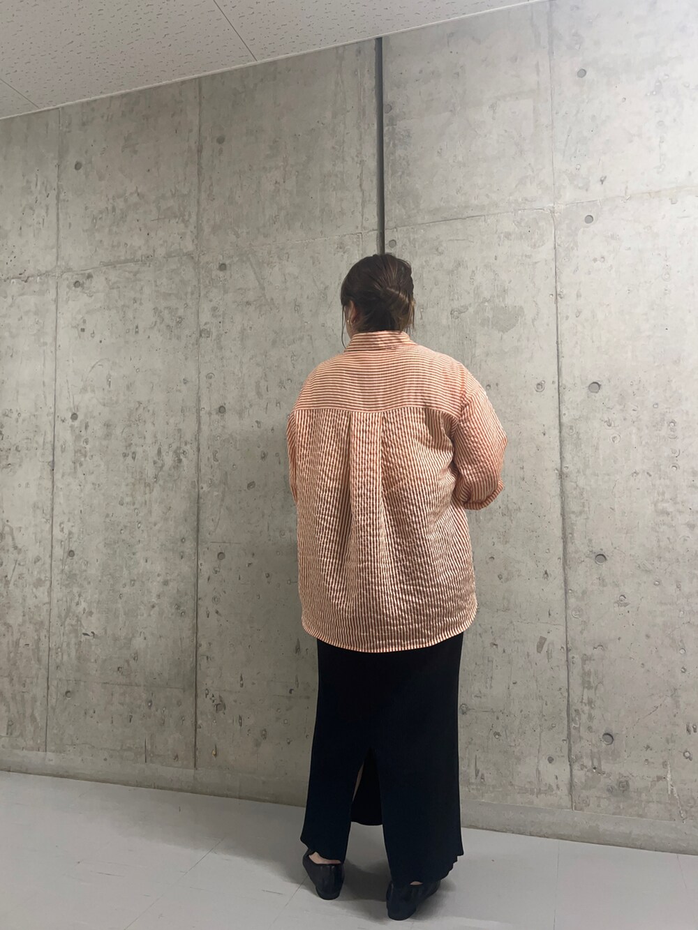 ブラウン系のシャツ/ブラウス、ブラック系のスカート、ブラック系のローファーを着用したレディースの秋コーディネートの2枚目の写真