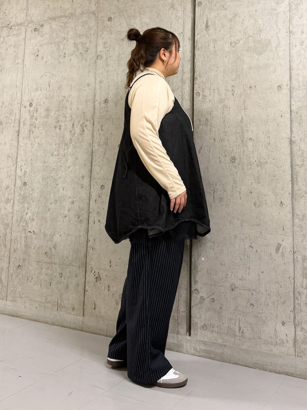 ベージュ系のTシャツ/カットソー、ブラック系のワンピース、その他のその他パンツを着用したレディースの春コーディネートの2枚目の写真