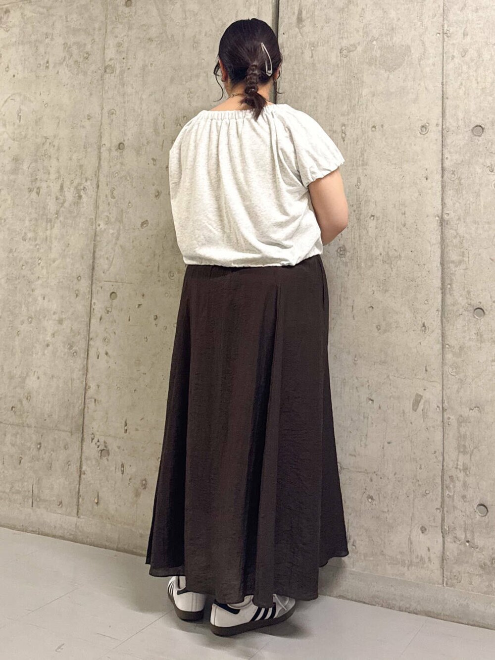 ブラウン系のスカート、ベージュ系のスウェットを着用したレディースの夏コーディネートの2枚目の写真