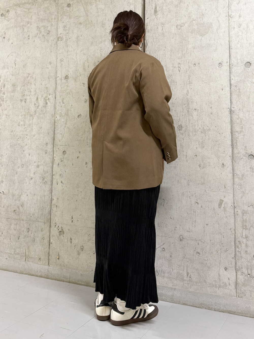 ブラック系のワンピース、ブラウン系のその他アウター、シルバー系のネックレスを着用したレディースの秋コーディネートの3枚目の写真