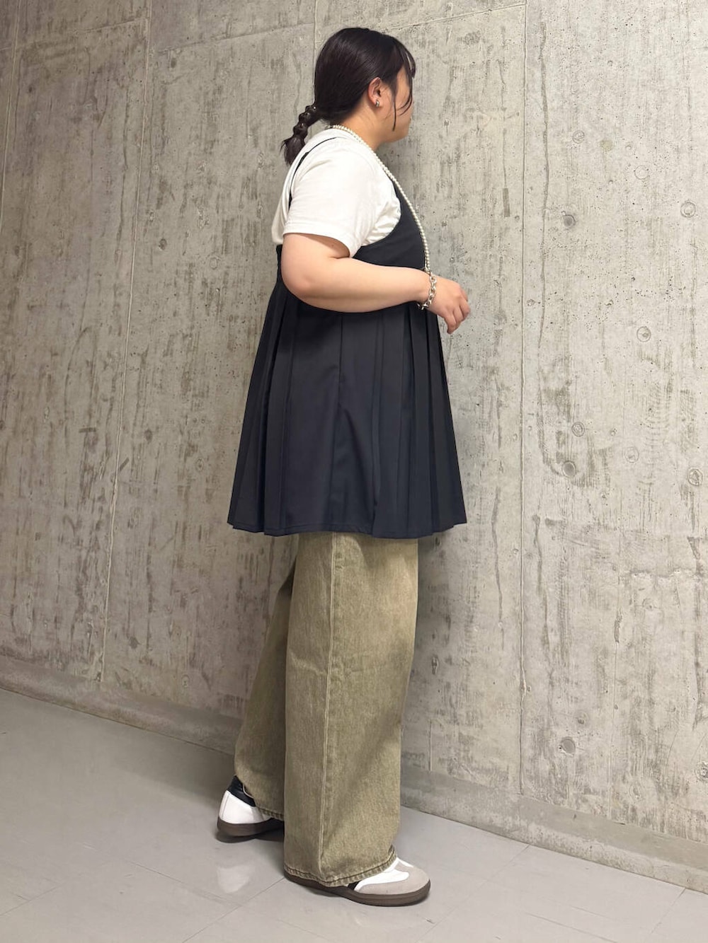 「ワンピース、キャミワンピース、大人カジュアル、デニム、カジュアル、Tシャツ、オーバーサイズ、kbf_ootd、KBF、夏コーデ、夏、デニムコーデ、プリーツ、プリーツワンピース、ワンピースコーデ」｜「KBFのタックプリーツミニワンピース（ワンピース、グレー系）」を使った、sakaiさん（レディース・158cm）の夏コーディネートの2枚目の写真