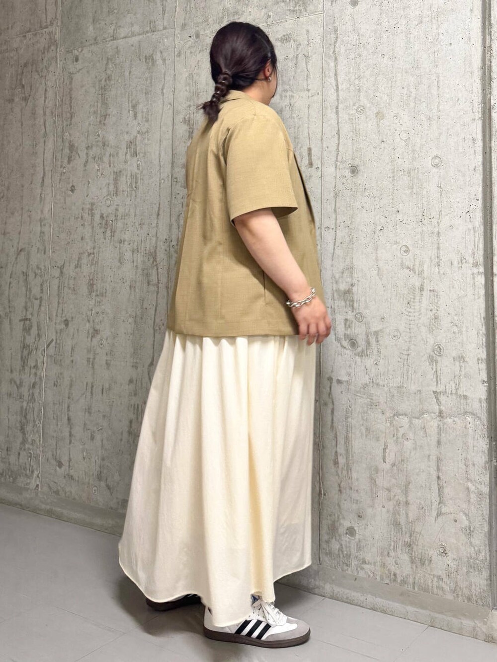 ベージュ系のその他アウター、ホワイト系のワンピースを着用したレディースの夏コーディネートの2枚目の写真