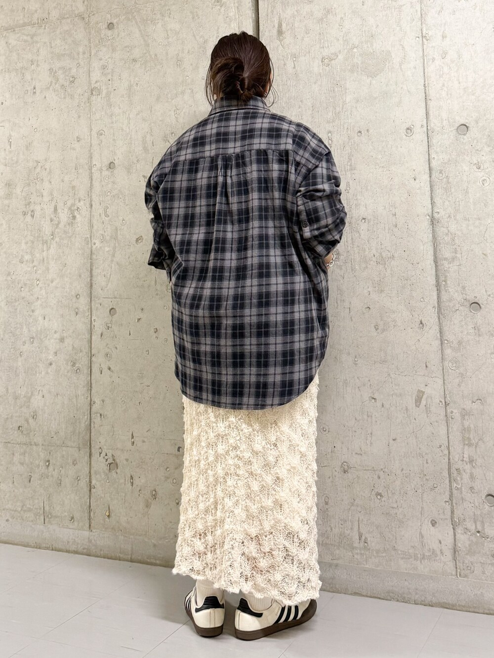 グレー系のシャツ/ブラウス、ホワイト系のスカートを着用したレディースの秋コーディネートの3枚目の写真