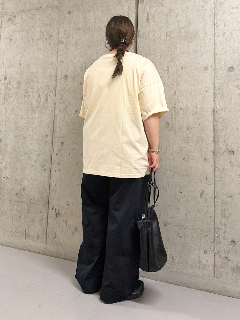 ホワイト系のTシャツ/カットソー、ブラック系のショルダーバッグ、ブラック系のその他パンツを着用したレディースの夏コーディネートの2枚目の写真