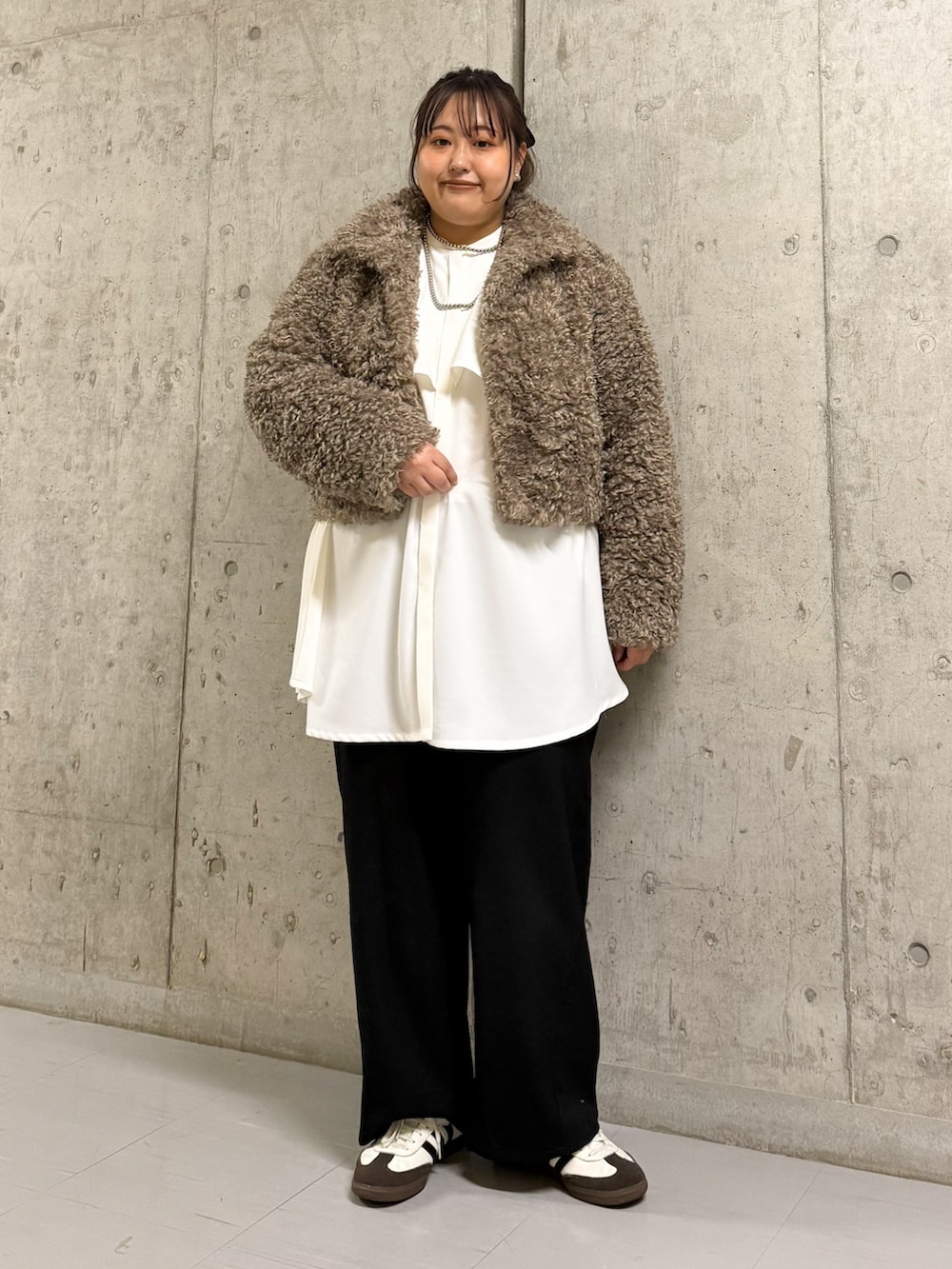 ベージュ系のその他アウター、ホワイト系のワンピース、ブラック系のその他パンツを着用したレディースの秋コーディネートの2枚目の写真