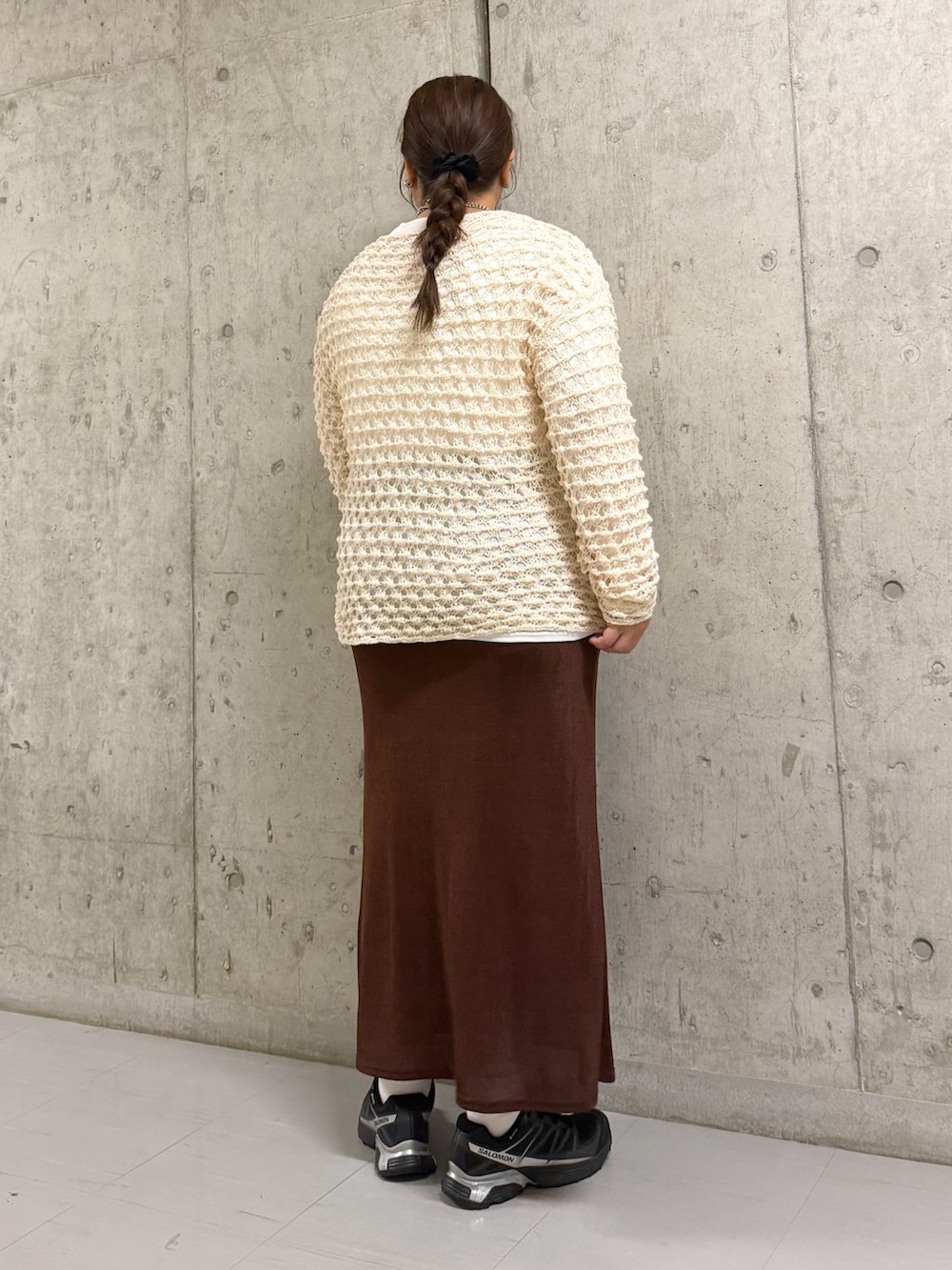 ホワイト系のTシャツ/カットソー、ホワイト系のニット/セーター、ブラウン系のスカートを着用したレディースの春コーディネートの2枚目の写真