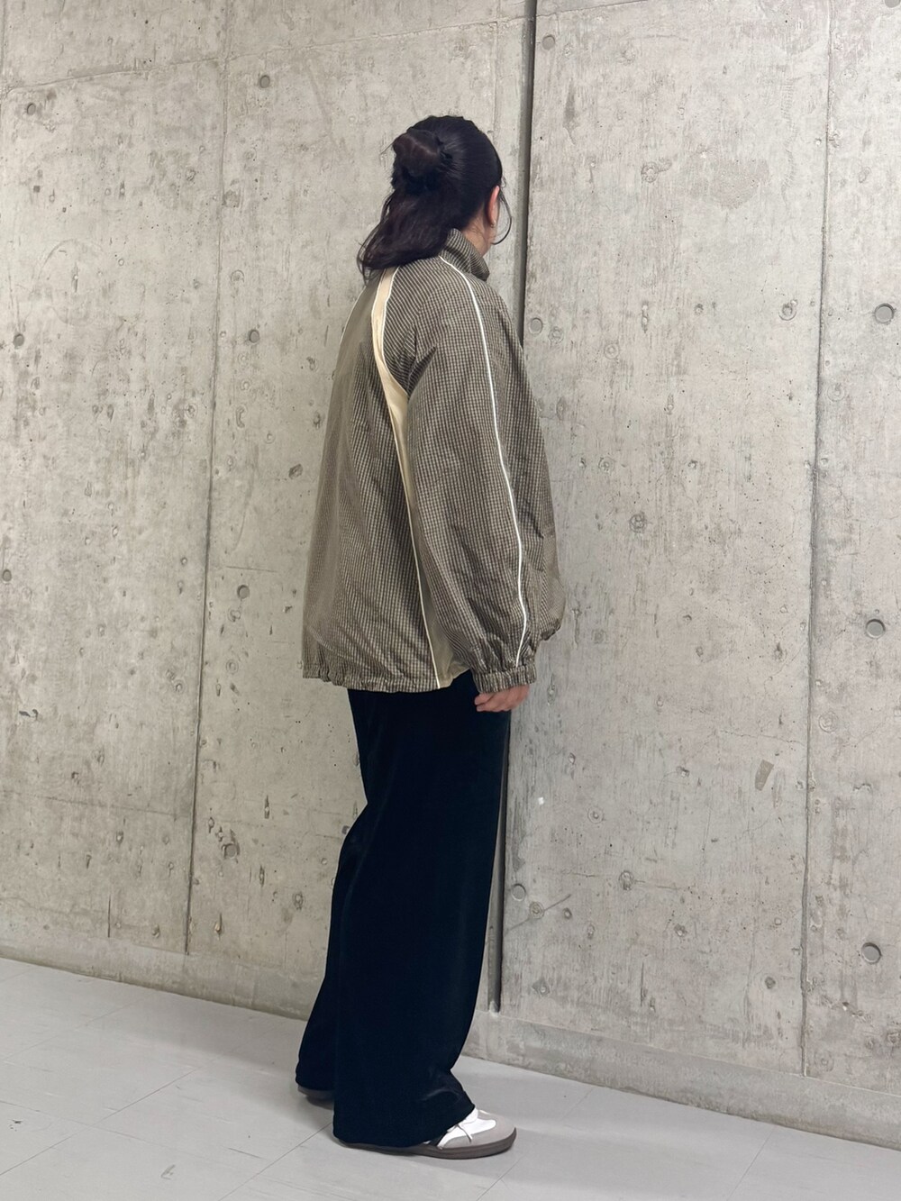 グリーン系のブルゾン、ブラック系のその他パンツを着用したレディースの秋コーディネートの2枚目の写真