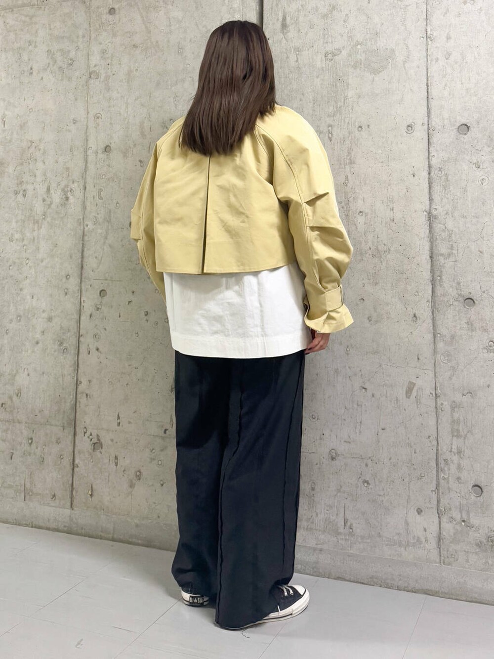 ホワイト系のシャツ/ブラウス、ブラック系のその他パンツ、ベージュ系のその他アウターを着用したレディースの冬コーディネートの3枚目の写真