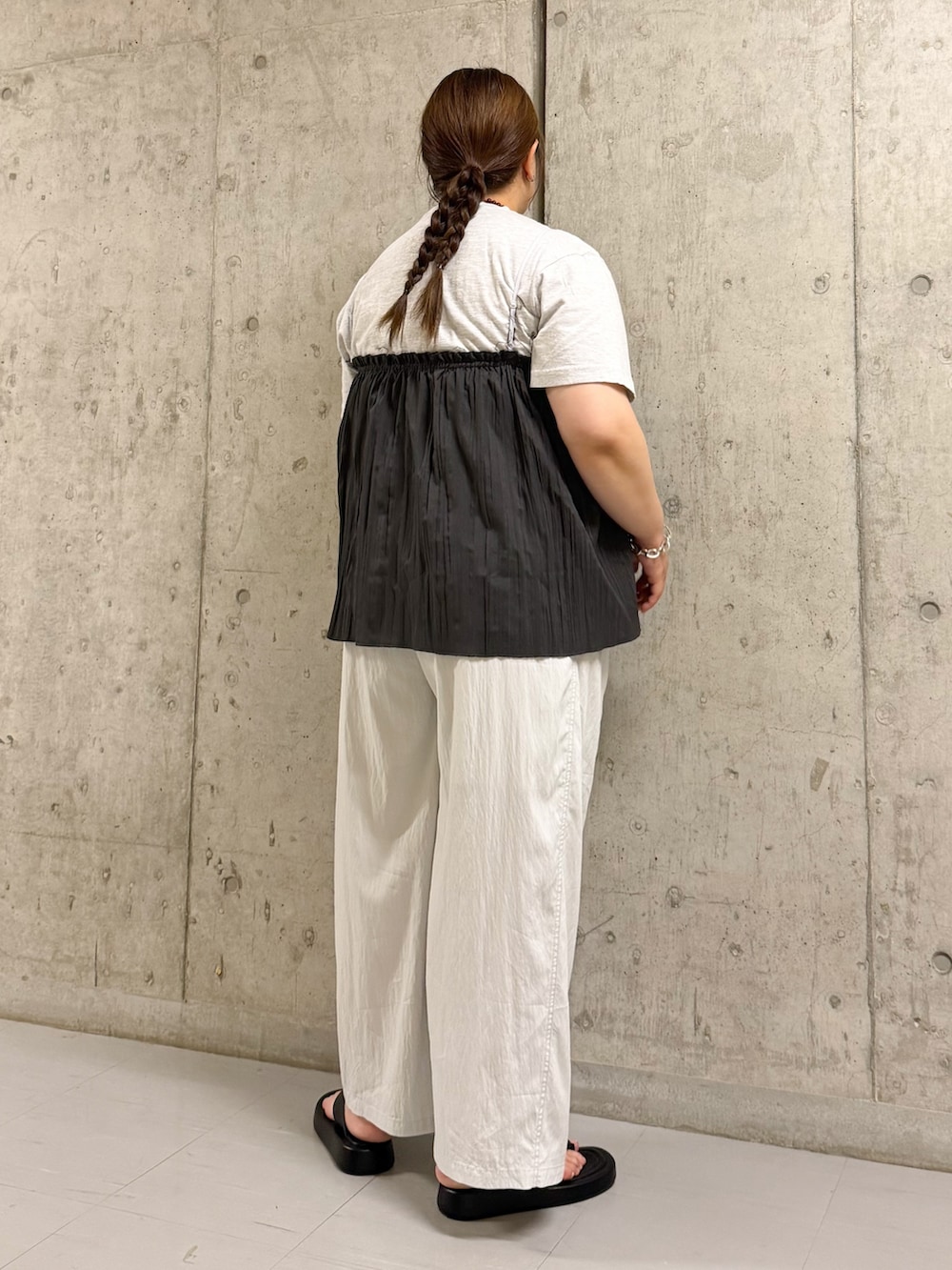 ベージュ系のTシャツ/カットソー、グレー系のその他トップス、ブルー系のその他パンツを着用したレディースの夏コーディネートの2枚目の写真