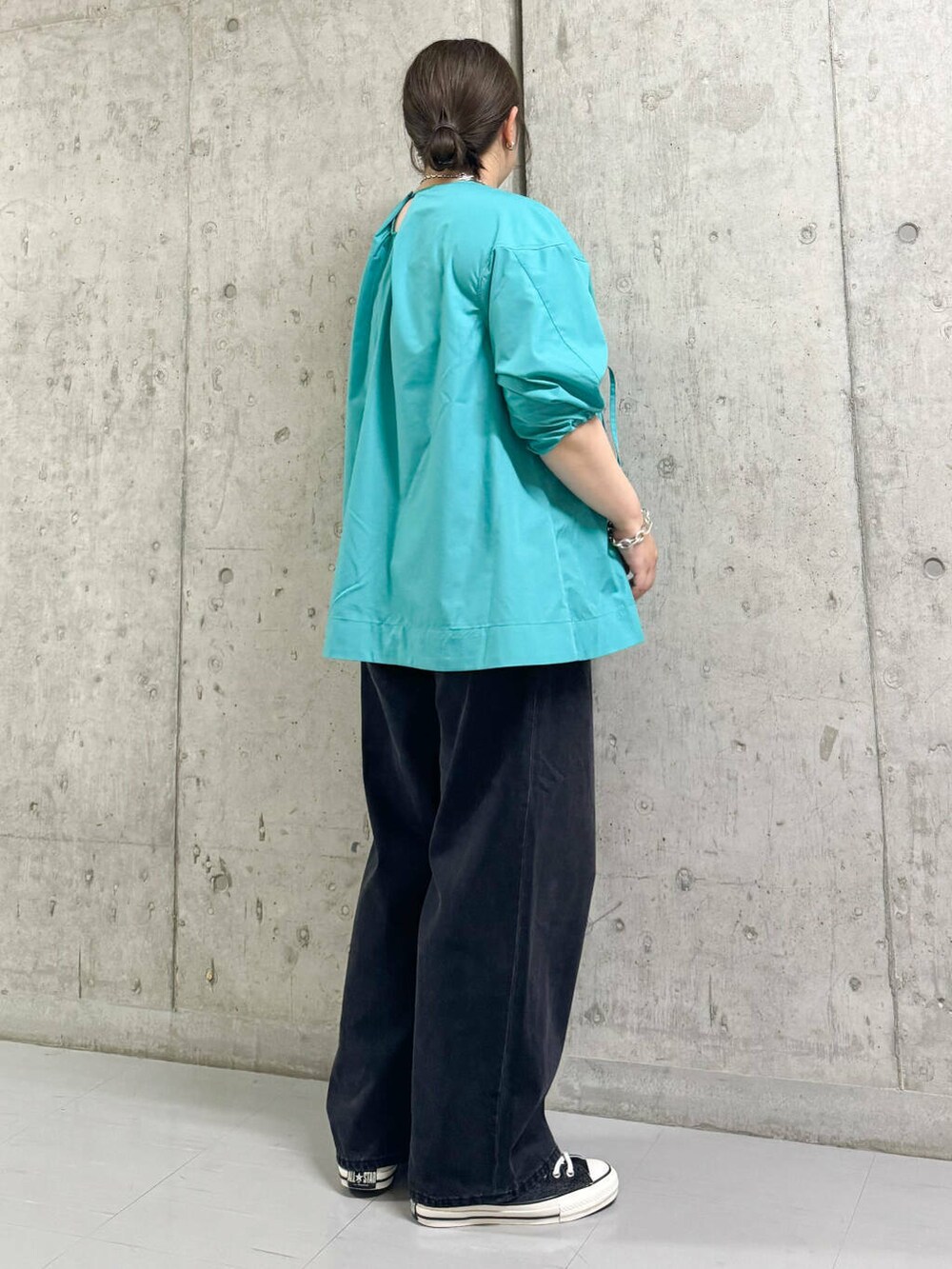 ブラック系のデニムパンツ、グリーン系のシャツ/ブラウスを着用したレディースの夏コーディネートの2枚目の写真