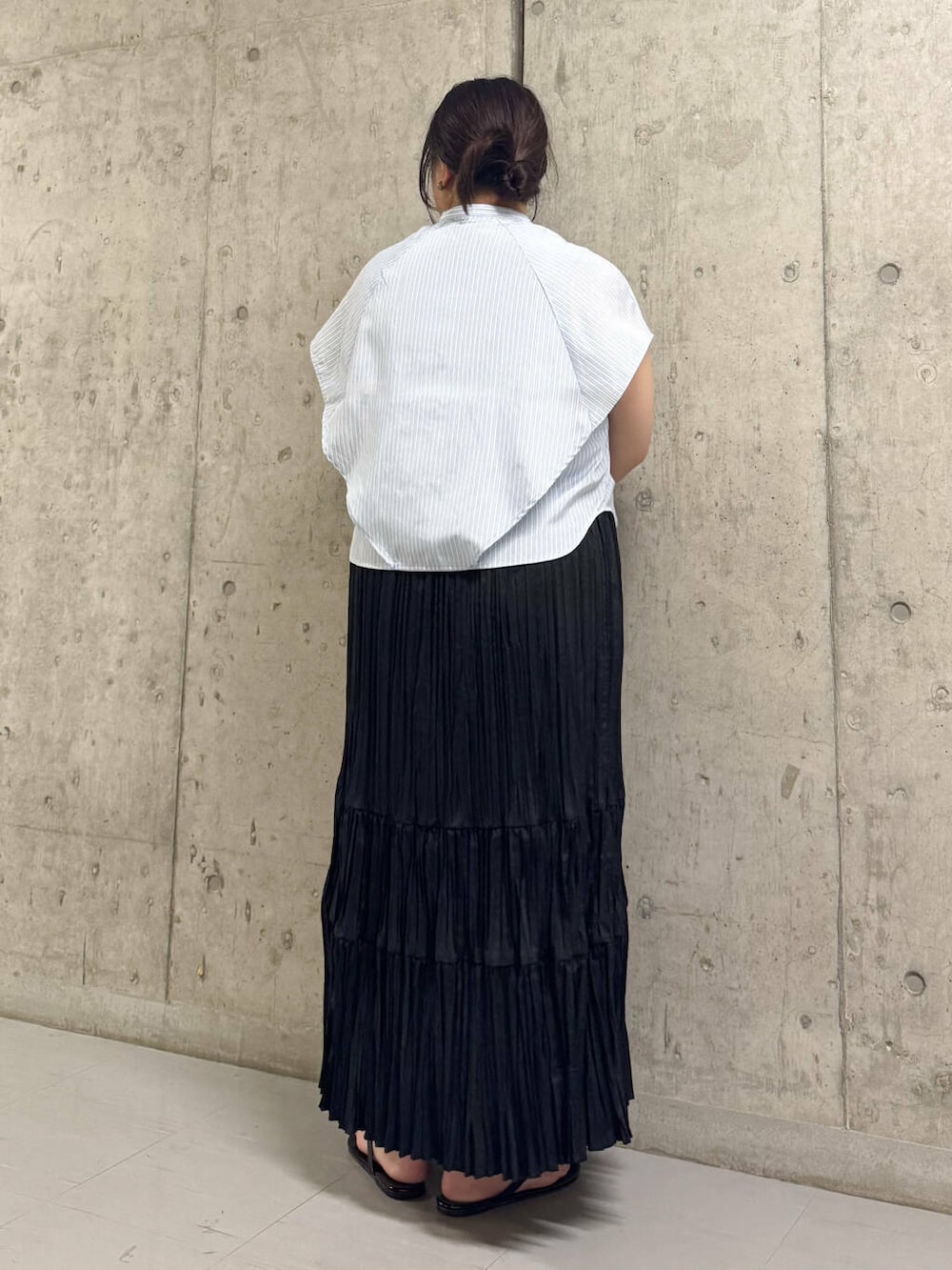 ブルー系のシャツ/ブラウス、ブラック系のスカートを着用したレディースの夏コーディネートの2枚目の写真