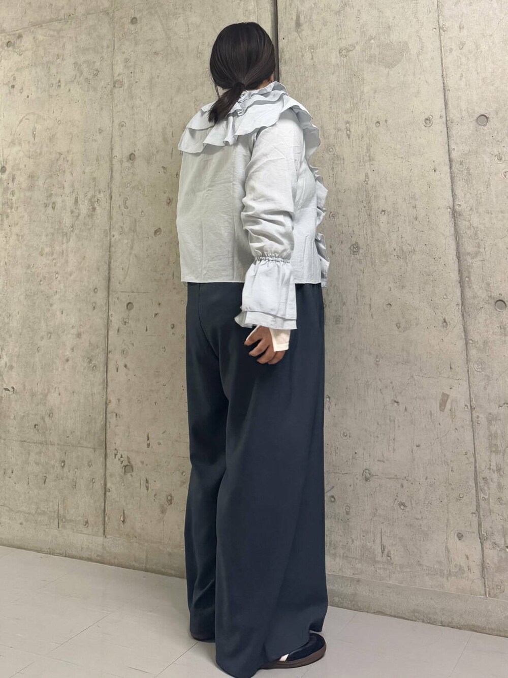 ホワイト系のTシャツ/カットソー、グレー系のその他パンツ、ブルー系のシャツ/ブラウスを着用したレディースの冬コーディネートの2枚目の写真